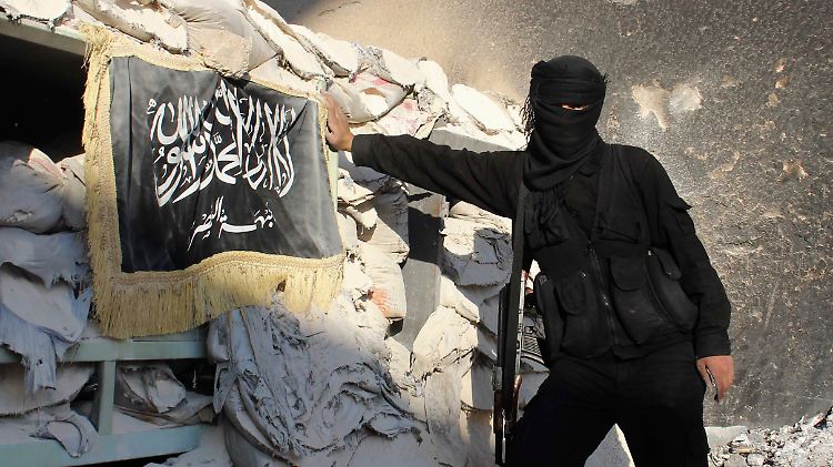 Ein Kämpfer der radikalislamischen Nusra-Front in Syrien. Auch Saudis sollen sich der syrischen al-Kaida-nahen Gruppe angeschlossen haben.
