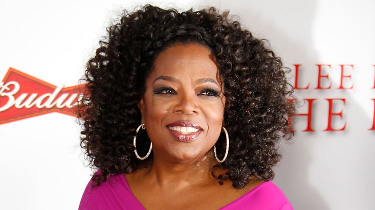 Oprah Winfrey trennt sich von Überflüssigem. Ein Glück für ihre Fans, einer bekam ein Kleid.