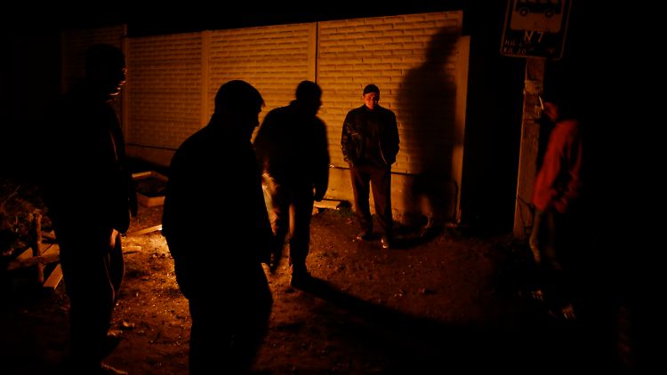 Krimtataren in Simferopol wärmen sich an einem Feuer. Sie bewachen ihre Nachbarschaft vor befürchteten Übergriffen.
