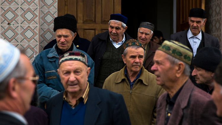 Nach dem Freitagsgebet: Krimtataren vor einer Moschee in Bachtschyssaraj nahe Simferopol.