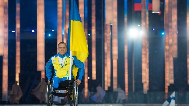 Ein-Mann-Protest: Nur Michailo Tkatschenko repräsentierte das 74-köpfige ukrainische Team bei der Eröffnungsfeier der Paralympics im russischen Sotschi.