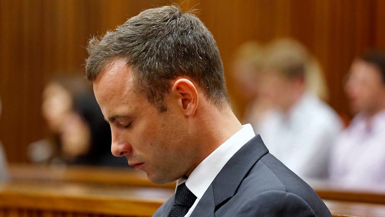 Vor Gericht bricht Pistorius immer wieder in Tränen aus, schaut oft zu Boden.