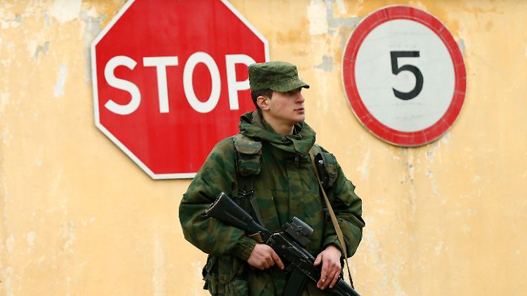 Ein unidentifizierter Uniformierter steht vor einer ukrainische Kaserne nahe Sewastopol Wache.