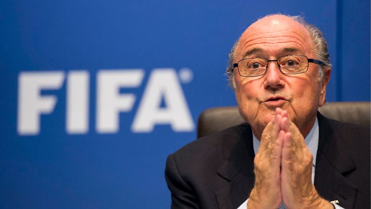 Fifa-Präsident Sepp Blatter spricht von "schlechter Arbeitsorganisation" der Unternehmen.