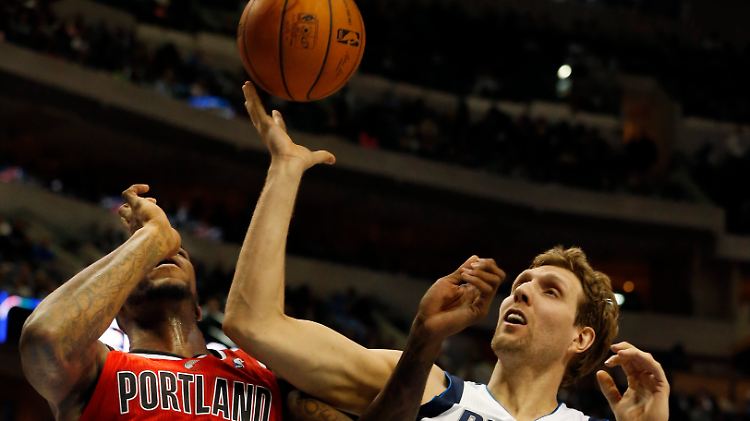 Dirk Nowitzki im Zweikampf mit Thomas Robinson. 