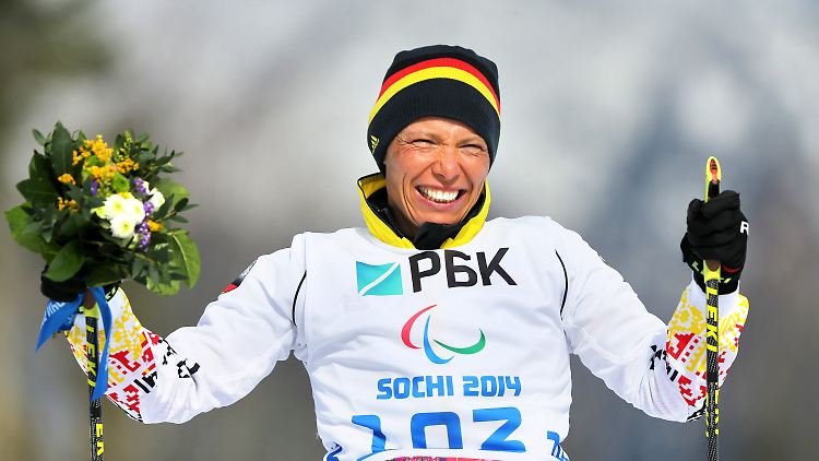 Andrea Eskau strahlt nach ihrem Sieg. Sie holte schon drei Mal Gold bei Sommer-Paralympics.