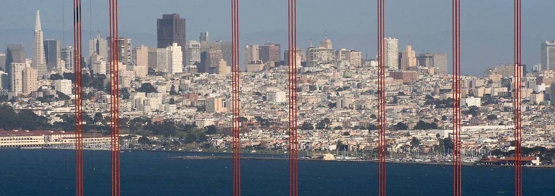 Blick durch die Seilkonstruktion der Golden Gate Brdge in San Francisco.
