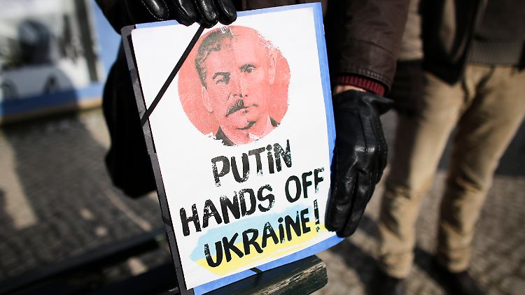 Bei den Demonstrationen gegen die russische Besetzung der Krim verglichen Demonstranten in Berlin Putin und Stalin.