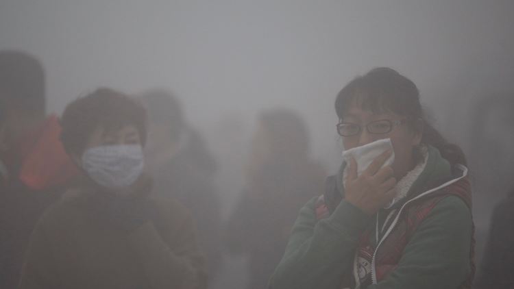 Die Menschen müssen ihre Atemwege vor dem Smog schützen - manchen haben dafür nicht mehr als ein Taschentuch.