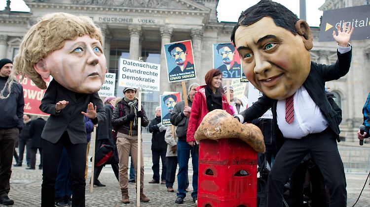 Demonstranten in Puppen fordern vor dem Bundestag in Berlin, dem von den USA gesuchten Edward Snowden Zeugenschutz zu gewähren.