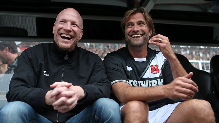 Der Beweis, dass sich die Herren Sammer und Klopp doch ganz gut verstehen, wenn sie denn wollen - aufgenommen bei einem Benefizspiel im September 2013.