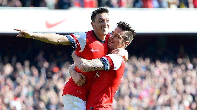Der "Wizard of Öz" kann wieder strahlen: Olivier Giroud feiert Mesut Özil.