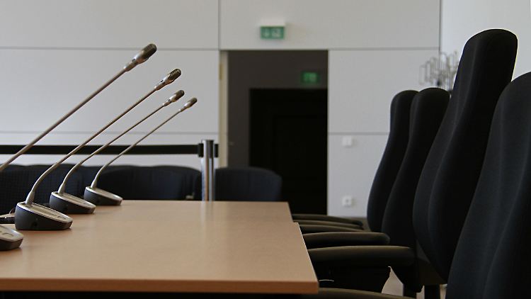 Die Anklagebank hat Armlehnen: Auf einem dieser Stühle wird Uli Hoeneß Platz nehmen.