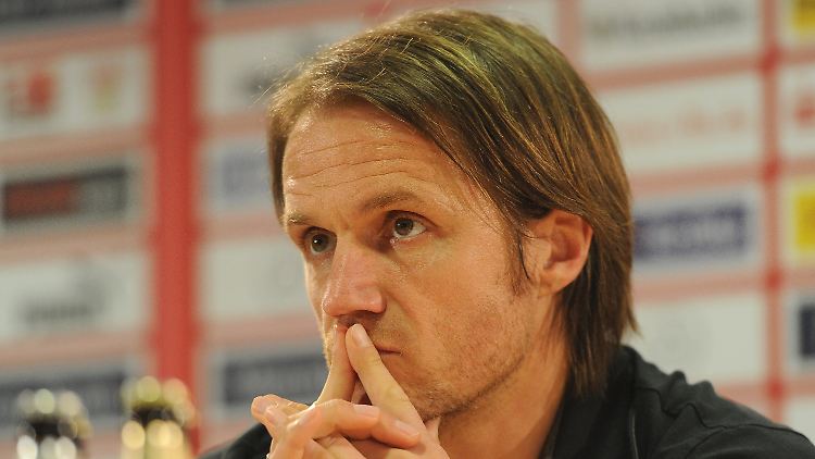 Leerer Blick: Thomas Schneider auf der Pressekonferenz nach dem Spiel.