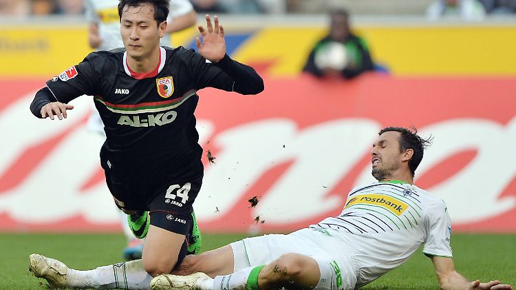 Böses Foul vom Gladbacher Martin Stranzl gegen den Augsburger Kicker Dong-Won Ji.