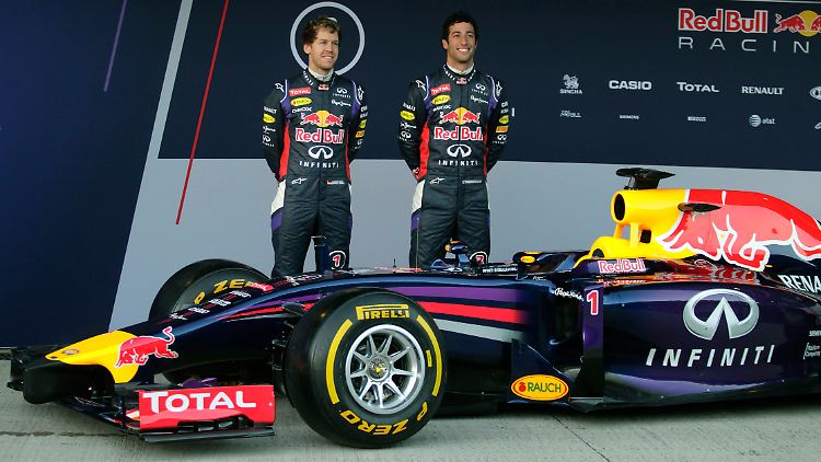 Stolz präsentieren Sebastian Vettel und Teamkollege Daniel Ricciardo den neuen RB10 Formula-Wagen.