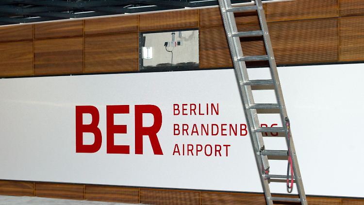Der Flughafen soll immer noch spätestens 2015 baulich fertiggestellt sein.