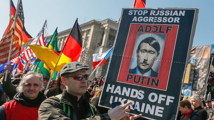 Demonstranten gehen in Kiew für eine unabhängige Ukraine auf die Straße.