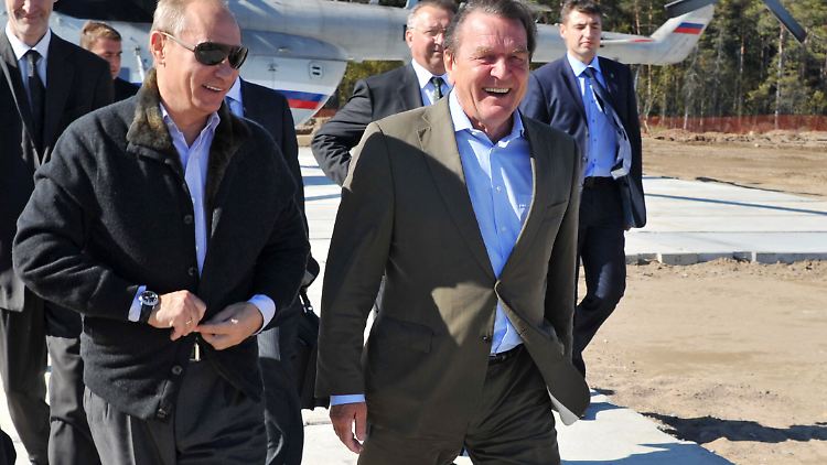 Putin und Schröder im September 2011 beim Besuch einer Test-Piepline im russischen Wyborg.
