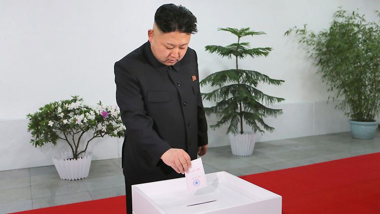 Groteskes Bild: Diktator Kim bei der Abgabe seiner Stimme.