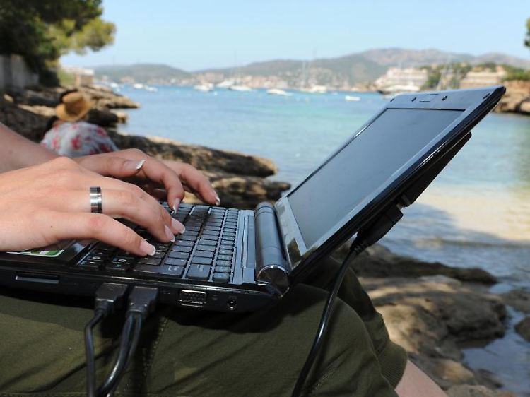 Reisen werden immer häufiger im Internet gebucht und Urlaubsfotos gepostet. So hinterlassen User ihre Daten. Es entsteht ein Profil des Reisenden.