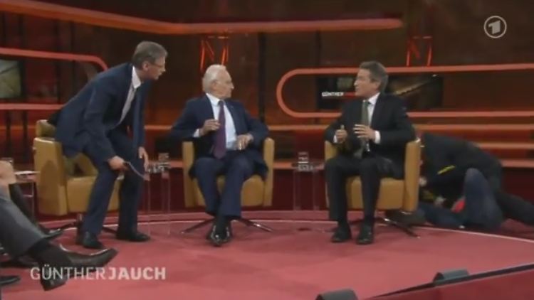 Sicherheitskräfte haben den Ruhestörer sofort im Griff.