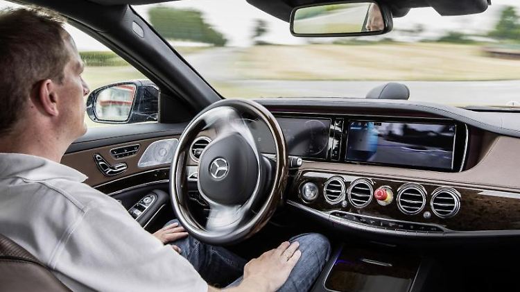 Daimler und andere Autobauer testen bereits selbstfahrende Autos. Die Kontrolle über digitale Kartendienste gilt als entscheidend für den Wettbewerb. 