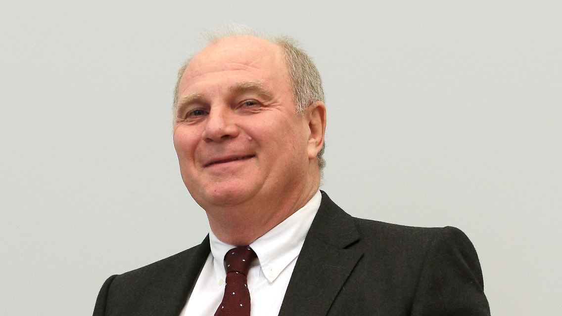 ... nimmt der die Position ein, die er in den kommenden mindestens vier Verhandlungstagen bekleiden wird: auf der Anklagebank.