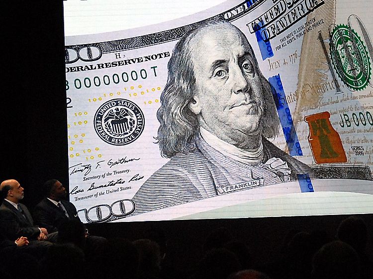Auge in Auge mit Benjamin Franklin: Im April hatten US-Finanzminister Timothy Geithner, Fed-Chef Bernanke Geheimdienst-Chef Sullivan (v.l.n.r.) die neuen Dollar-Scheine enthüllt.