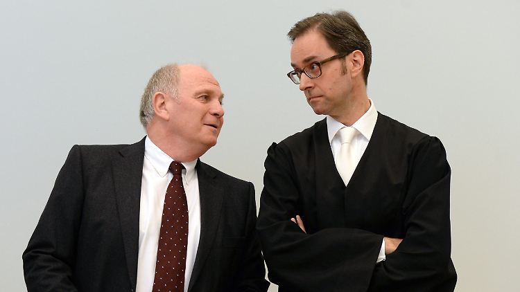 Uli Hoeneß mit  Markus Gotzens, einem seiner Anwälte, vor dem Landgericht München II.
