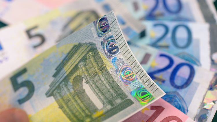 Zwei Währungsräume, in den mächtige Notenbanken steuern und pumpen: Der Euro gewinnt gegenüber dem Dollar an Stärke.