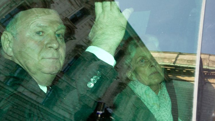 Uli Hoeneß nach dem ersten Verhandlungstag.