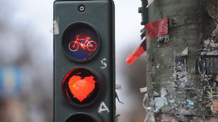 Gibt es keine eigenen Radfahrerampeln sind die Ampeln für den Fließverkehr maßgebend, nicht die für Fußgänger.