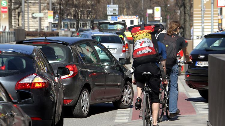 Auf Schutzstreifen oder Radfahrerstreifen kommen Radler schneller voran - sofern sie nicht behindert werden.