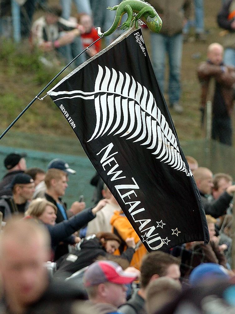 Und so könnte die neue Nationalflagge dann aussehen. Bei Sportveranstaltungen (hier beim GP von Europa) kommt sie häufiger zum Einsatz.