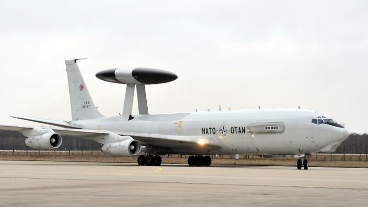 Von der Leyen denkt über zusätzliche Aufklärungsflüge von Awacs-Maschinen nach.