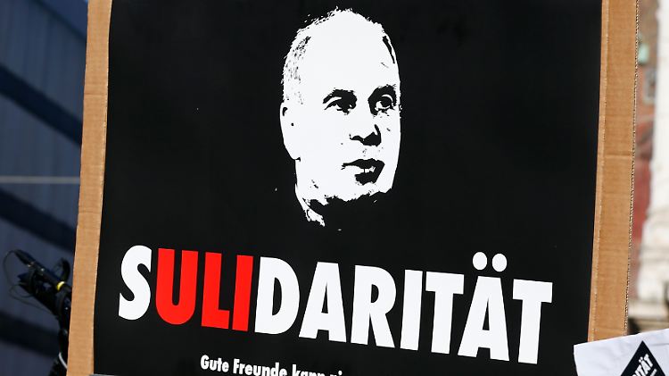 Er hat doch so viel für den FC Bayern getan: Ein Fan mit Plakat vor dem Münchner Landgericht.