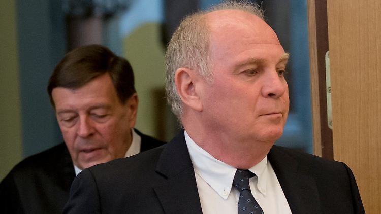 Uli Hoeneß vor dem Landgericht München II. Der Bayern-Präsident hofft darauf, dass ihn seine Selbstanzeige vor einer harten Strafe schützt. Im Hintergrund sein Anwalt Hanns Feigen.