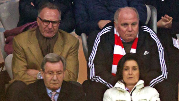 Bayern-Präsident Uli Hoeneß verfolgte das Achtelfinalrückspiel gegen den FC Arsenal auf seinem Stammplatz im Münchner Stadion.