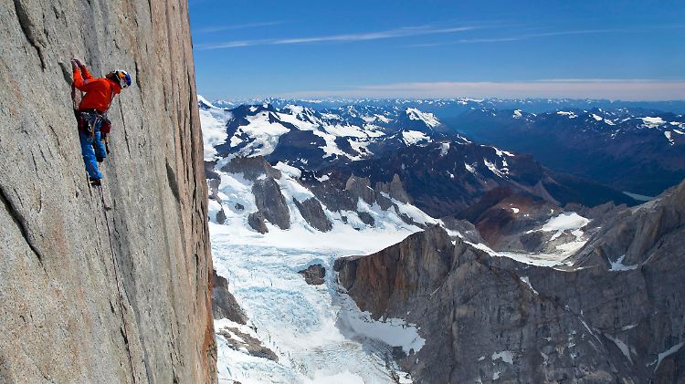 Wenige Seillängen unterhalb des Gipfels: David Lama am Cerro Torre.