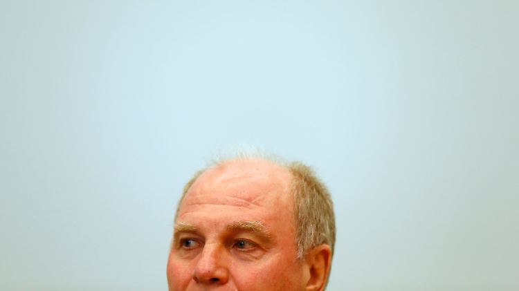 Einfach abtauchen ist nicht mehr: Uli Hoeneß steckt ganz tief im Steuermorast.