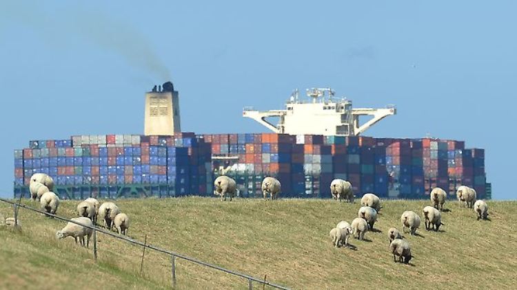 Das Außenhandelsvolumen steht vor einem neuen Rekord - und die deutsche Wirtschaft kommt in Fahrt.