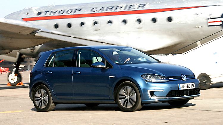 Genau hinsehen: Nur ein kleines Typenschild am Kotflügel weist auf die elektrische Gangart de e-Golf hin.