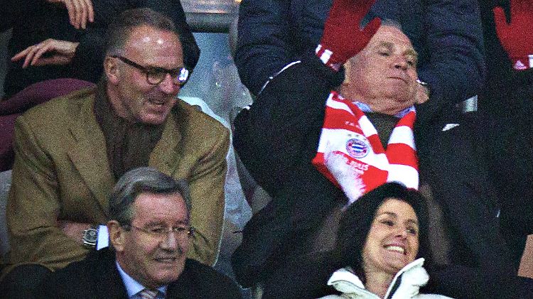Wie stets neben Karl-Heinz Rummenigge: Uli Hoeneß beim Spiel des FC Bayern gegen den FC Arsenal.