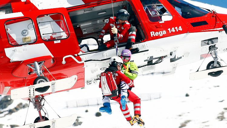 Abtransport mit dem Hubschrauber: Maria Höfl-Riesch.