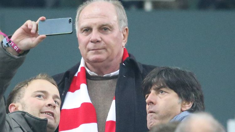Streitbar war Uli Hoeneß schon immer, in diesen Tagen polarisiert der Bayern-Präsident aber wohl noch mehr als jemals zuvor.