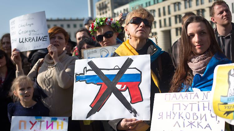 Auch in Deutschland steigt die Sorge: Proteste gegen einen drohenden Krim-Krieg vor der Russischen Botschaft in Berlin. 