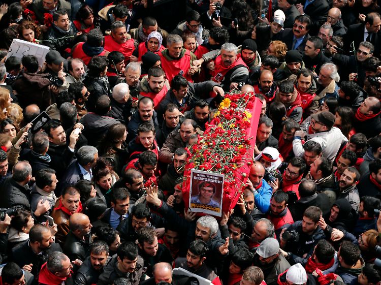 Am Mittwoch besuchten Zehntausende die Beerdigung Berkin Elvans, der bei den Gezi-Protesten verletzt wurde und Monate später starb.