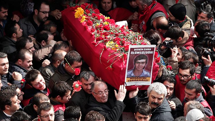 Zehntausende Regierungsgegner nahmen am Trauerzug von Berkin Elvan teil.
