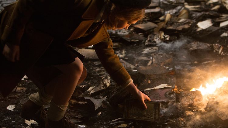 Ihren zweiten Roman rettet Liesel aus den brennenden Bücherbergen der Nazis.